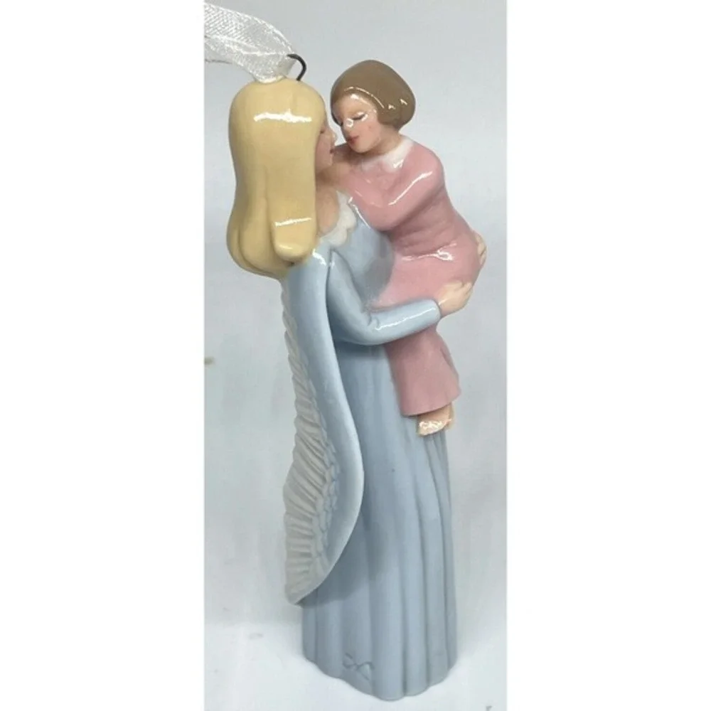 2005 Hallmark Angel on Earth Christmas Ornament‎ Porcelain in Box